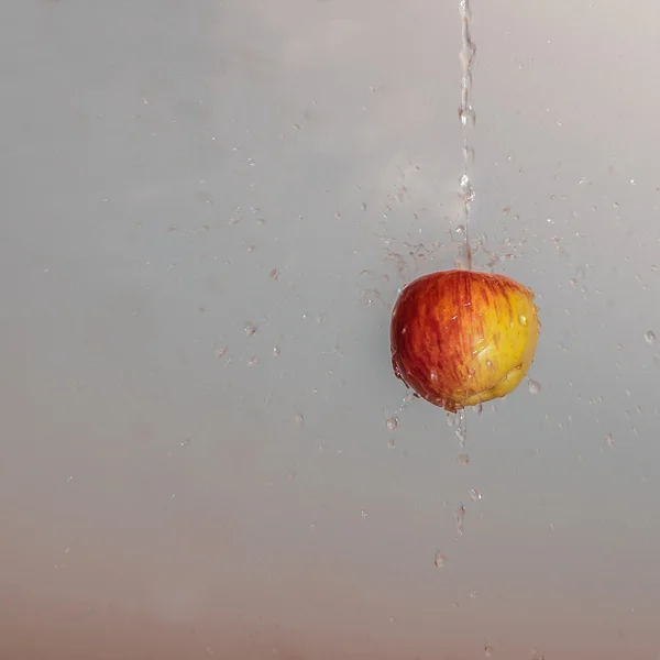 Manzana con agua — Foto de Stock