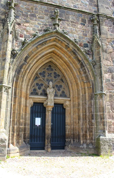 bir kilisenin kapısını