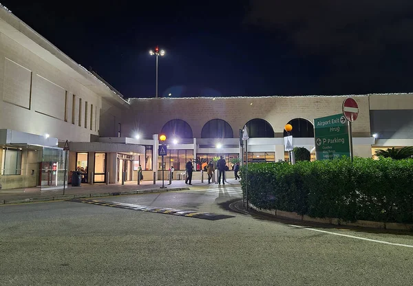 Malta 'daki havaalanı terminali, Winter