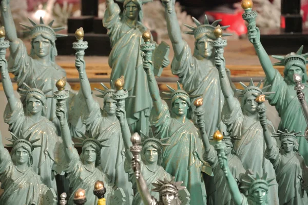 Molte statue in miniatura della libertà insieme — Foto Stock