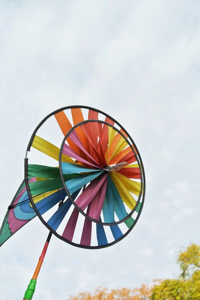 Bunte Spielzeug-Windmühle mit Kopierraum — Stockfoto