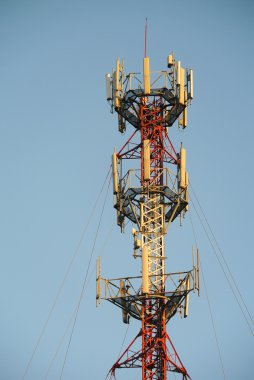 bir cep telefonu anteni yarısı top