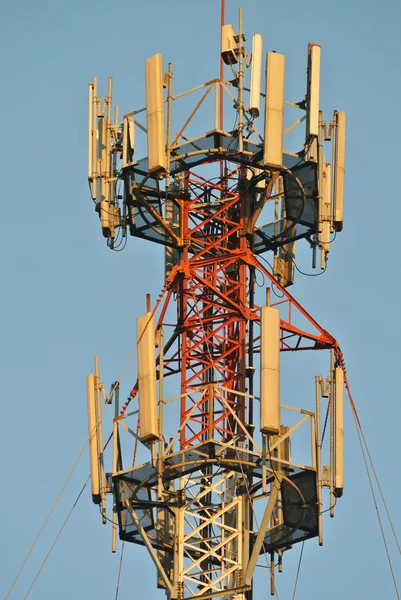 Primer plano de la antena de telecomunicaciones — Foto de Stock