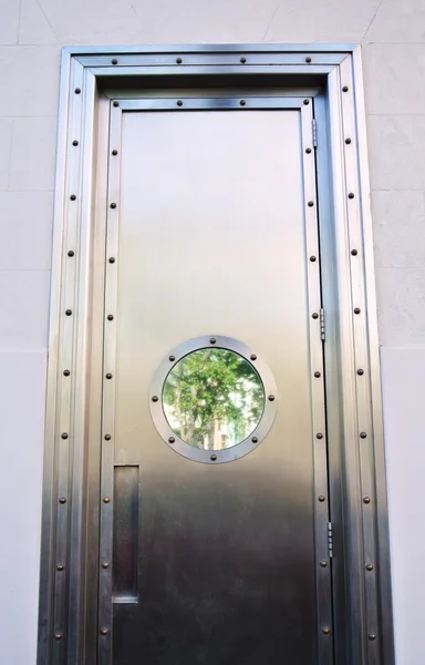 Ročník dveře s kulatým oknem — Stock fotografie