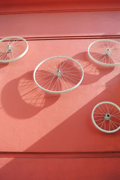 Ruedas de bicicleta montadas en la pared — Foto de Stock