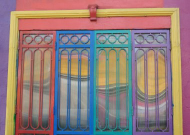 renkli girişzeytin ve beyaz şarap