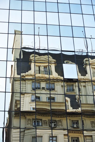 Reflexo de construção em janelas — Fotografia de Stock