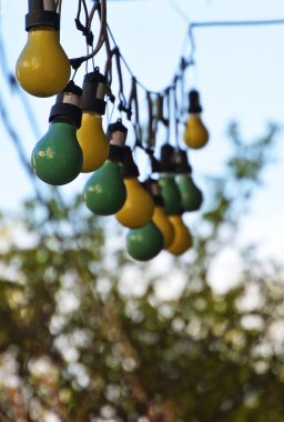 renkli ampuller açık havada asılı