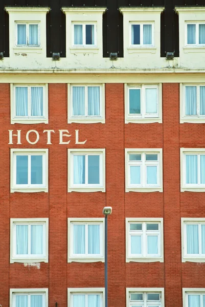 Ventanas del hotel sobre pared de ladrillo — Foto de Stock