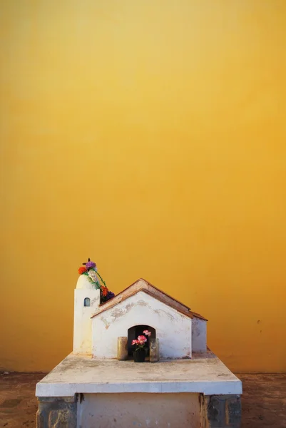 Piccola chiesa su parete gialla — Foto Stock