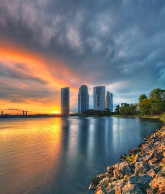 putrajaya günbatımı ve fırtına sırasında büyük bir yapıya