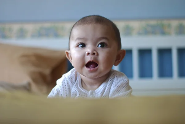 5 ay erken sabah onun yatağında gülen bebek