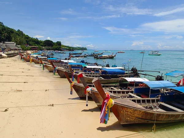 Güzel phi phi Island mavi gökyüzü ile — Stok fotoğraf