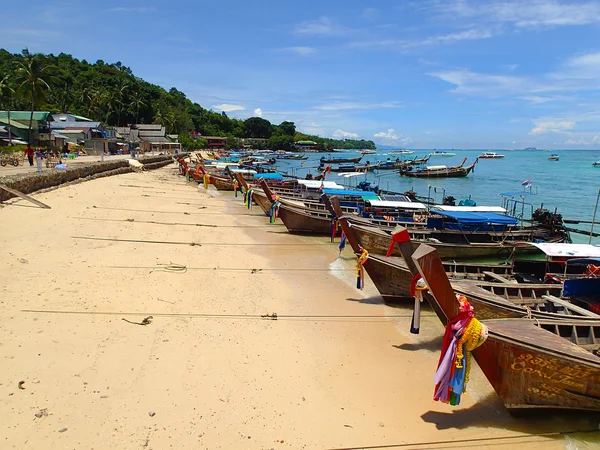 Güzel phi phi Island mavi gökyüzü ile — Stok fotoğraf