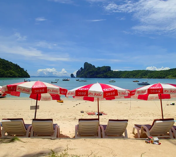 Güzel phi phi Island mavi gökyüzü ile — Stok fotoğraf