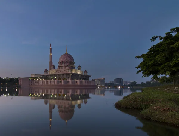 putrajaya, Malezya içinde güzel mavi gökyüzü ile güzel cami