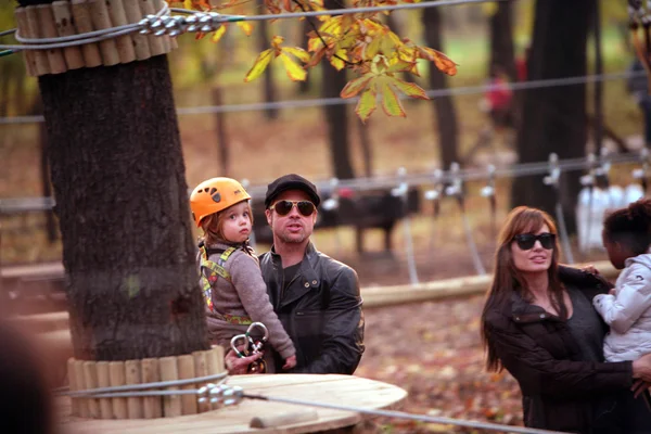 Angelina Jolie And Brad Pitt Take Their Children To A Park In Budapest, Hungary — Stock Photo, Image