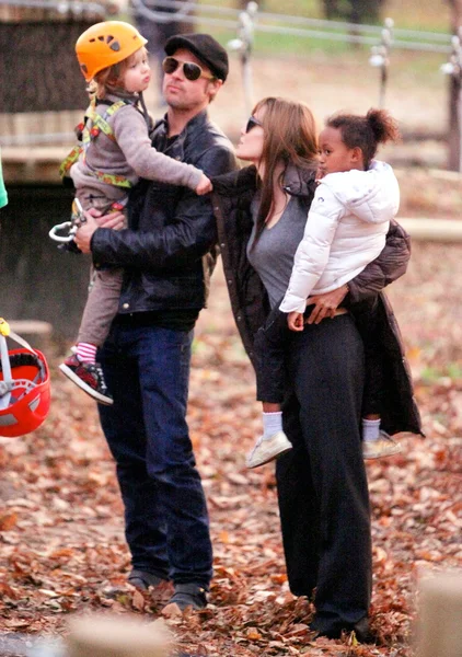 Angelina Jolie e Brad Pitt levam seus filhos para um parque em Budapeste, Hungria Fotos De Bancos De Imagens
