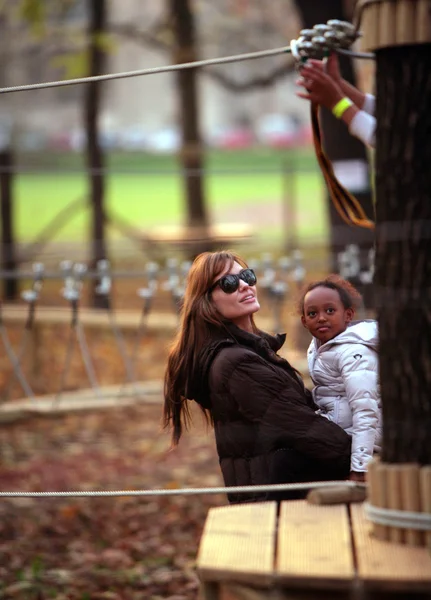 Angelina Jolie e Brad Pitt levam seus filhos para um parque em Budapeste, Hungria Fotos De Bancos De Imagens Sem Royalties