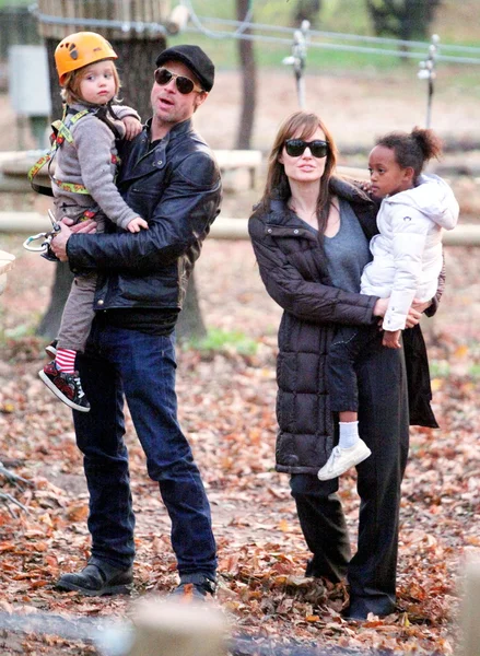 Angelina Jolie และ Brad Pitt กับลูก ๆ ของพวกเขาไปเยี่ยมสวนสาธารณะในบูดาเปสต์, ฮังการี — ภาพถ่ายสต็อก