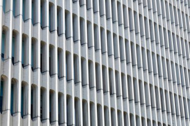 Madrid, İspanya 'daki binanın dış cephesinde asgari çizgiler var.