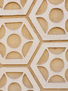 İspanya 'nın başkenti Segovia' da bej desenli duvarda mermilerle bezenmiş beşgen süsleme. Dikey fotoğraf