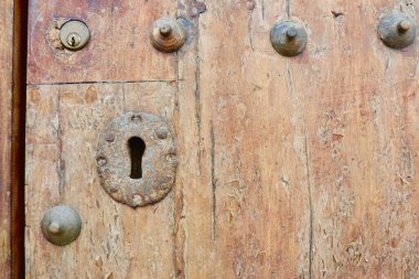 Caceres, Extremadura, İspanya 'da nostaljik soluk giriş kapısı. Anahtar delikli kahverengi, pürüzlü bir kapı. Kırpılmış fotoğraf