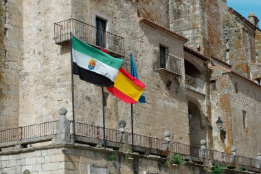 Extremadura toplumunun bayrağı Trujillo köyü, Caceres, İspanya 'daki kalenin önünde rüzgarda sallanıyor.