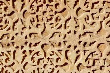 İspanya 'nın başkenti Segovia' daki Arap bölgesinde canlı bej renkli ayrıntılı geometrik süslemeler.