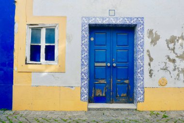Portekiz 'in Portalegre bölgesinde, Serra de Sao Mamede kırsalında, Arronches' ta eski püskü bir evin eski püskü girişi.