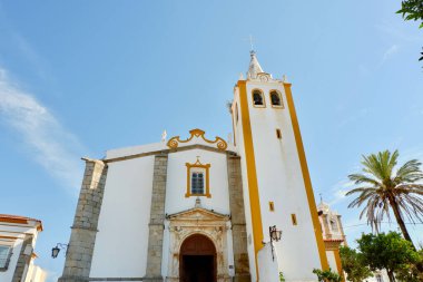 Arronches, Serra de Sao Mamede, Portalegre, Portekiz 'de geleneksel renklerle boyanmış canlı bir kilise.
