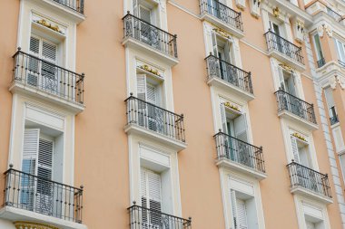 Zaragoza, Aragon, İspanya şehir merkezindeki klasik seçkin binanın ön cephesi.