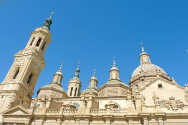 İspanya 'nın Zaragoza kentindeki El Pilar Katolik Kilisesi' nin birçok kubbesi sıcak renklerde. İspanyol hac yolculuğu için ünlü bir yer.