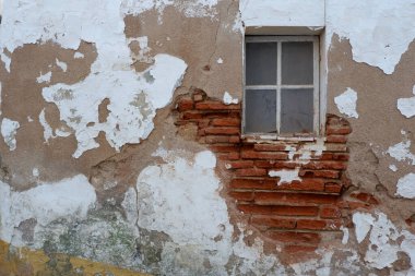 Portekiz 'in Portalegre ilçesi, Serra de Sao Mamede kırsalında, Arronches köyünde basit bir yaşlılık penceresi olan solmuş çürüme duvarı..