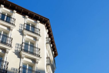 Madrid, İspanya 'daki zengin eski evlerin köşesinde. Klasik Rönesans binasının dışı. İspanyolca tipik