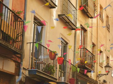 İspanya 'nın Madrid bölgesinin öğrenci dostu bölgesinde, Malasana bölgesinde, şenlikli süslemeleri olan tipik İspanyol cephesi