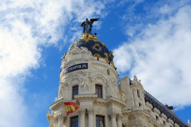 Madrid, İspanya - 27 Kasım 2021: İspanya 'nın başkenti Madrid' deki klasik tarihi binanın tepesi. Fransız mimarlar Jules ve Raymond Fevrier tarafından 20. yüzyılın başlarında inşa edildi.