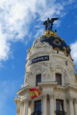 Madrid, İspanya - 27 Kasım 2021: Madrid, İspanya merkezli Metropolis adlı klasik tarihi binanın kulesi. Fransız mimarlar Jules ve Raymond Fevrier tarafından 20. yüzyılın başlarında inşa edildi.