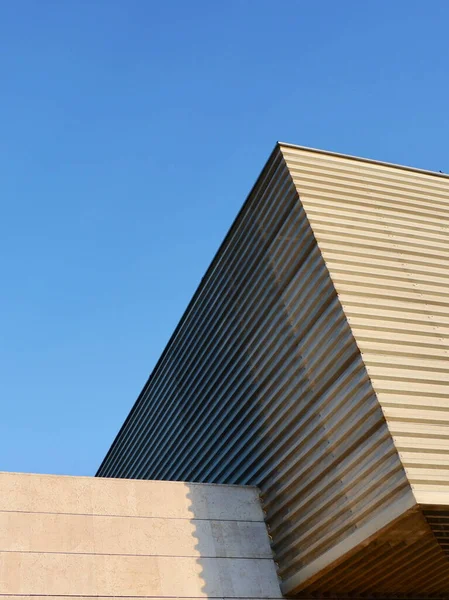 İspanya, Zaragoza 'da güneş tarafından aydınlatılan soyut asgari çizgiler. Dışarıdaki binaların köşeleri.