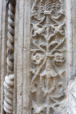 İspanya 'nın Toledo kentindeki binanın girişinde gri renkli ortaçağ alçı kaplaması kullanılmış.