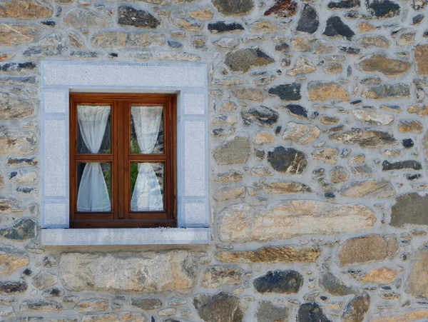 Malutkie Okienko Przytulnymi Zasłonami Rustykalnej Ścianie Kamienia Wiejskiej Okolicy Aragonii — Zdjęcie stockowe