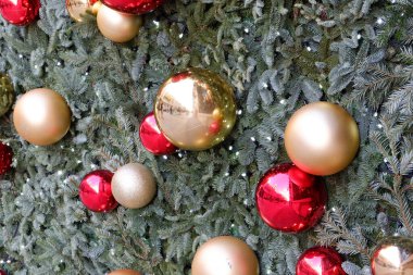 İspanya 'nın Madrid caddesindeki Noel ağacında renkli toplar