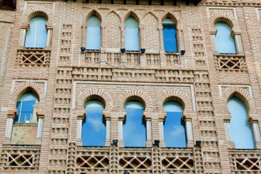 Mağribi tarzında eski bir ön cephe yuvarlak pencereleri ve geleneksel Arap süslemeleri ile İspanya 'nın antik çok kültürlü şehri Toledo' da dışarıdan Lobulo olarak da bilinir.