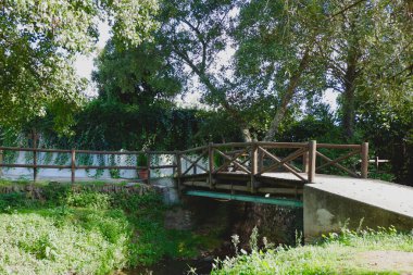 Yazın Portekiz ile İspanya arasındaki sınırda ormanda kısa bir köprü. Marco Köyü 'ndeki Dünya' nın En Kısa Uluslararası Köprüsü olarak da bilinir.