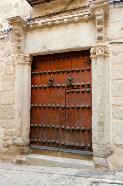 Sahte elementlerle ve kumdan sütunlarla çerçevelenmiş süslemelerle donatılmış klasik ortaçağ kapısı. Toledo şehir merkezi, İspanya