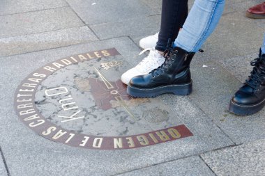 Madrid, İspanya 'nın merkezinde kilometrelerce tabelada duran gençlerin ayakları. Birlikte seyahat ve arkadaşlık kavramları.