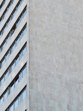 İspanya Madrid 'in dışından 70' li yaşlarda pencereleri olan gri cephede köşe..