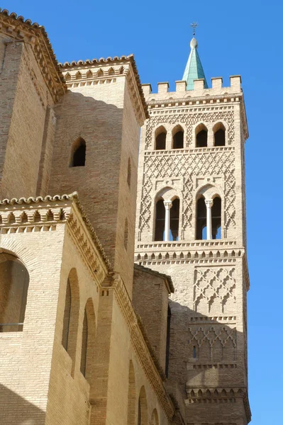 İspanya 'nın Zaragoza kentinin dışından Mudejar mimari tarzında yapılmış süslemeli tuğla kule. Bozkır süslemeleri olan kale..