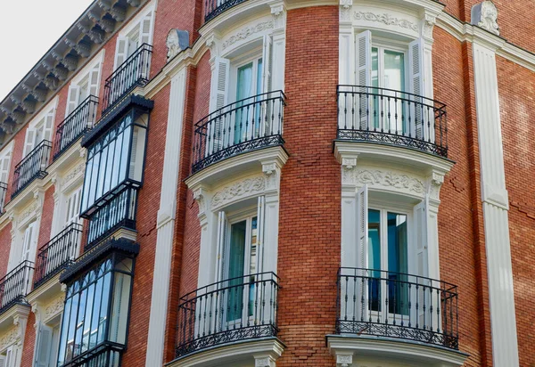 スペインのマドリードのダウンタウンにあるチュエカ地区の古典的な建物にエレガントな窓とバルコニー付きの丸みを帯びたコーナー 古典的なスペインのヴィンテージ建築 — ストック写真