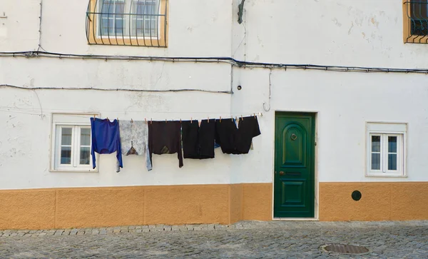 Stary Wyblakły Fasada Wiejski Dom Odzież Wiszący Zewnątrz Ulicy Portugalski — Zdjęcie stockowe